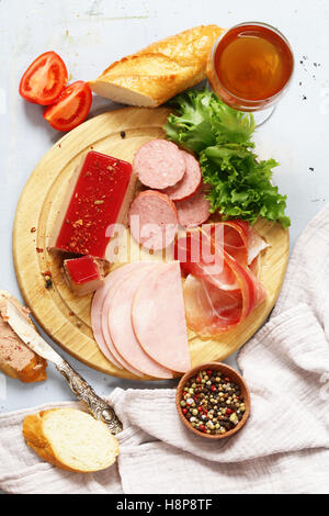 Verschiedene Wurstwaren - Schinken, Salami, Parma, Prosciutto, Pastete Stockfoto