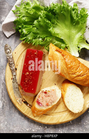 Gourmet-Pastete De Gänsestopfleber mit einem Baguette für eine Vorspeise Stockfoto