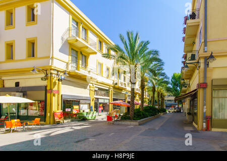 HAIFA, ISRAEL - 21. Juli 2015: Die erneuerten türkischen Markt im Zentrum von Haifa, Israel. Der alte Markt-Shop sind aus den 1920er Jahren Stockfoto