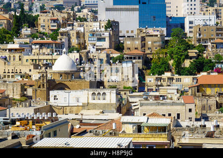 HAIFA, ISRAEL - 21. Juli 2015: Auf dem Dach Aussicht auf die Innenstadt, mit religiösen und gewerblichen Gebäuden aus verschiedenen Epochen, in Haifa, Stockfoto