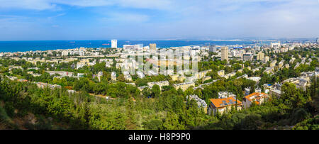 HAIFA, ISRAEL - 13. Oktober 2015: Panoramablick auf den Hängen des Mount Carmel, Innenstadt, den Hafen und die Bucht, in Haifa, Israel Stockfoto