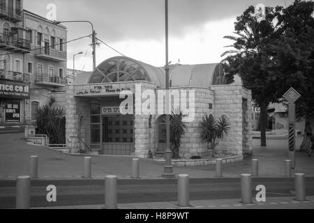 HAIFA, ISRAEL - 4. August 2014: Paris Square und die u-Bahn-Station (Karmelit), gehört zu den wichtigsten kommerziellen Plätzen aus Daunen Stockfoto