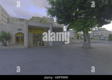 HAIFA, ISRAEL - 4. August 2014: Paris Square und die u-Bahn-Station (Karmelit), gehört zu den wichtigsten kommerziellen Plätzen aus Daunen Stockfoto