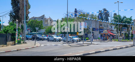 HAIFA, ISRAEL - 11. Mai 2016: Szene der Yom Hazikaron (Israel Gedenktag für die Soldaten), mit Menschen und Verkehr beobachten ein Stockfoto