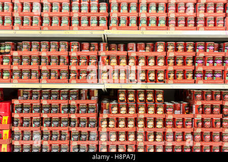 Dosen von Heinz Suppe im Supermarktregal Stockfoto