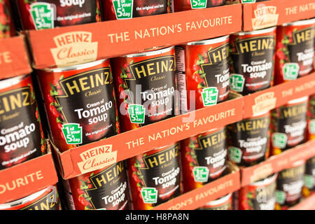 Dosen von Heinz Tomatensuppe im Supermarktregal Stockfoto