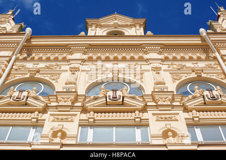 Architektonische Fassade des alten Gebäudes in der Stadt Stockfoto