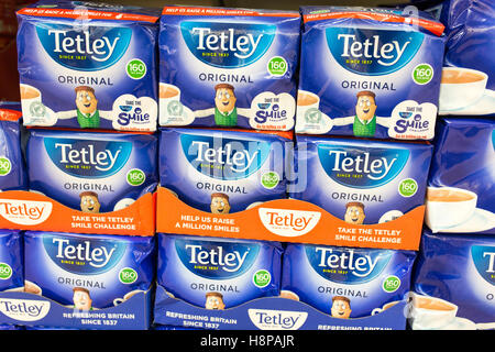 in einem britischen Supermarkt speichern Sie Tetley Teebeutel Stockfoto