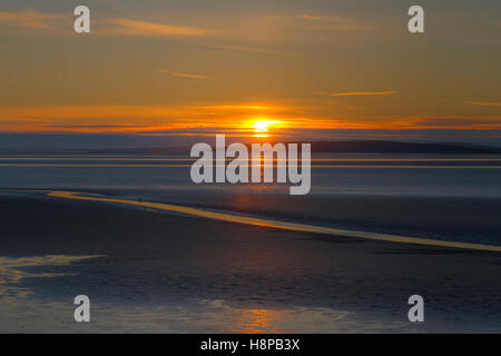 Blick über Bay bei Sonnenuntergang. Silverdale, Morecambe Bay, Lancashire, England. März. Stockfoto