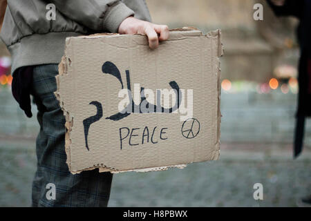 Rennes (Bretagne, Frankreich Nord-West), auf 2015/11/14.Gathering in der City Hall Square ("place De La Mairie") nach den Terroranschlägen in Paris vom Freitag, 13. November 2015 Stockfoto