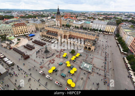 Draufsicht der Main Square Krakau Tuchhallen und Denkmal für Adam Mickiewicz (Rynek Glowny) Polen. Stockfoto