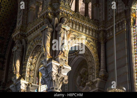 Innenraum der Basilika Notre-Dame de Fourvière in Lyon (Südost-Frankreich). Stockfoto