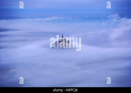 Luftaufnahme über Le Mont-Saint-Michel (Normandie, Frankreich Nord-West) im Nebel. Stockfoto