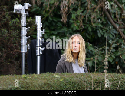 Schauspielerin Joanne Froggatt am Set von Lügner, einen neuen sechsteiligen ITV-Serie gefilmt in der Nähe von Deal in Kent. Stockfoto