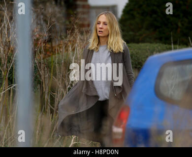 Schauspielerin Joanne Froggatt am Set von Lügner, einen neuen sechsteiligen ITV-Serie gefilmt in der Nähe von Deal in Kent. Stockfoto