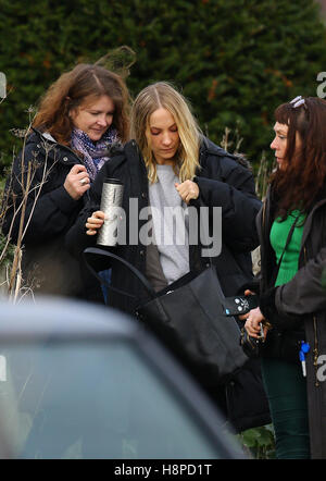 Schauspielerin Joanne Froggatt verlässt Anschluss an die Dreharbeiten am Set von Lügner, ein neuen sechsteiligen ITV-Serie, in der Nähe von Deal in Kent erschossen. Stockfoto