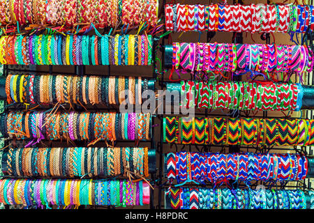 Verschiedene bunte gewebt und Lederarmbänder zum Verkauf an ein Straßenmarkt Stockfoto