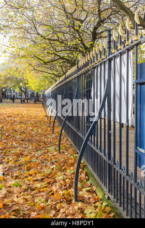 Eisen Geländer rund um St Philip Platz auf Colmore Reihe in Birmingham Stockfoto