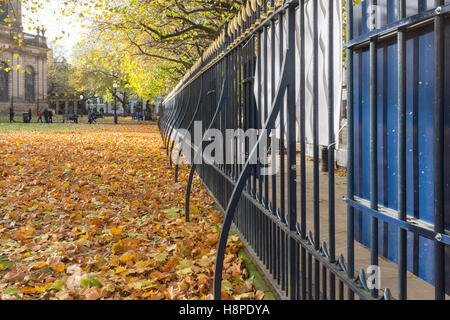 Eisen Geländer rund um St Philip Platz auf Colmore Reihe in Birmingham Stockfoto