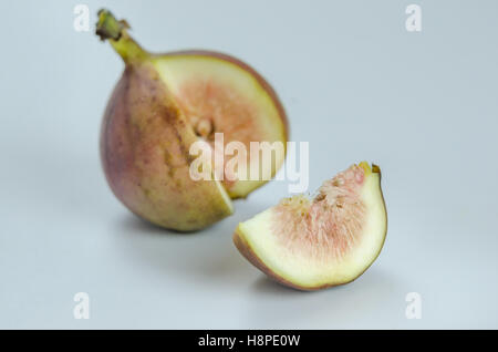 in Scheiben geschnittenen frischen Feigen Obst auf weißem Hintergrund Stockfoto