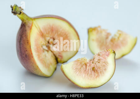 in Scheiben geschnittenen frischen Feigen Obst auf weißem Hintergrund Stockfoto