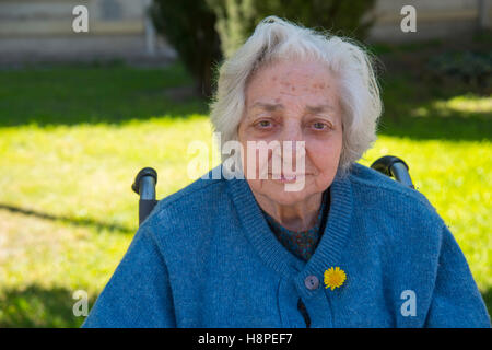 Porträt der Seniorin im Garten eines Altenheims... Schließen Sie die Ansicht. Stockfoto