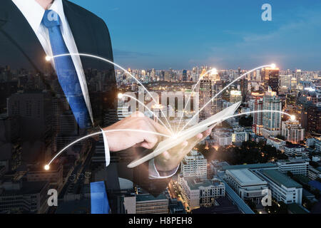 Doppelbelichtung Geschäftsmann mit digitalen TabletPC mit Netzwerkanschluss der Stadt Bangkok. Netzwerk-Verbindung-Konzept Stockfoto