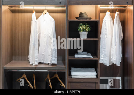 Moderne Innenausstattung Garderobe mit Hemd, Hose, Hut und Handtuch im Regal. Stockfoto