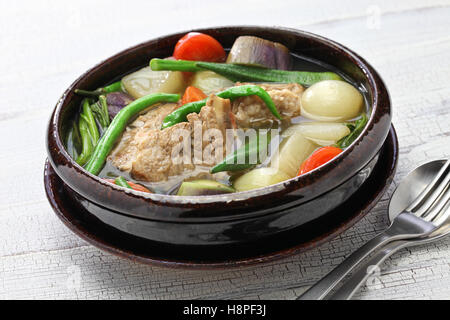 Sinigang Na Baboy (Schweinefleisch Sinigang), philippinische Küche Stockfoto