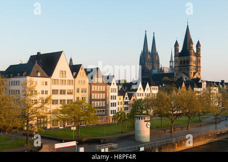 Viele bunte Häuser Köln und Park in der Abenddämmerung in Köln. Stockfoto