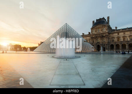 Louvre-Pyramide im Louvre-Museum ist eines der berühmten Museum und das meistbesuchte Museum der Welt in Paris, Frankreich Stockfoto