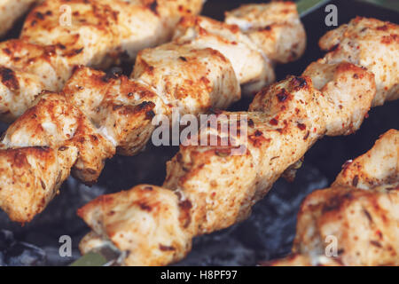 Grill-Spieße mit Fleisch auf dem Kohlenbecken. Huhn Schaschlik Stockfoto