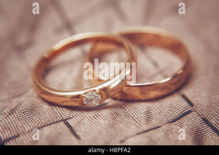 Zwei schöne Trauringe mit brillanten, Jahrgang getönt Stockfoto