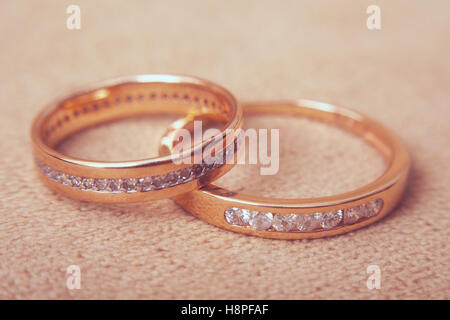 Zwei schöne Trauringe mit brillanten nah bis Jahrgang getönt Stockfoto