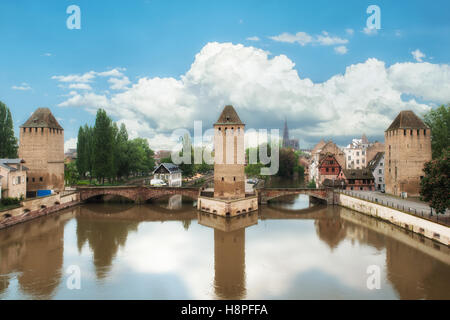 Straßburg mittelalterliche Brücke Ponts Couverts und Dom, Blick vom Barrage Vauban in Straßburg, Elsass, Frankreich. Stockfoto