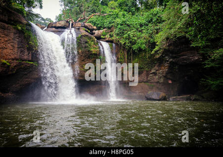 Heo Suwat Wasserfall im Khao Yai Nationalpark Thailand Stockfoto