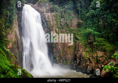 Nam Tok Heo Narok Wasserfall im Khao Yai Nationalpark Thailand Stockfoto