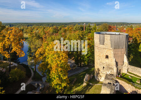 Herbst Park mit alten Burg Ruinen in der Stadt Cesis, Lettland Stockfoto