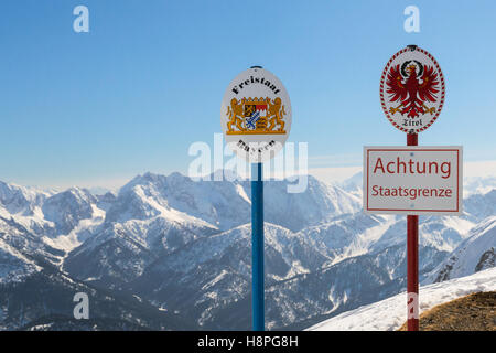 Staatliche Grenze zwischen Deutschland und Österreich auf alpinen Bergrücken Stockfoto