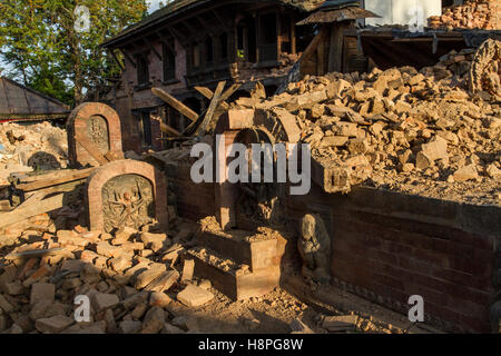 Beschädigte Artefakt bei der alten Changu Narayan im Kathmandu-Tal, nach 7,8 M-am 25. April 2015 Erdbeben. Stockfoto