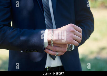 Bräutigam Kleid Manschettenknöpfe auf Hemd Stockfoto