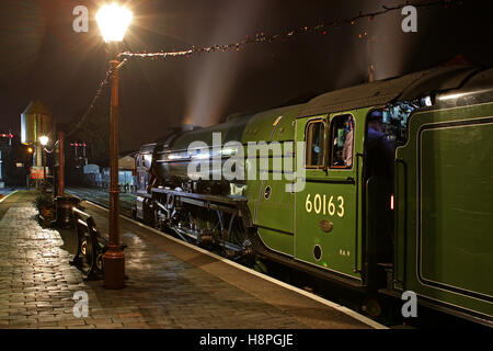 Neue Bauen, Pfeffer Lner Klasse A1 60163 Tornado Dampflok wartet mit einem SVR Service in Steinach Bahnhof bei Nacht Stockfoto