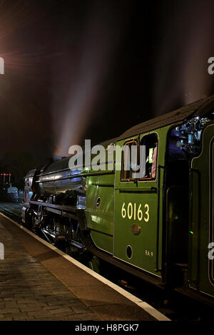Neue Bauen, Pfeffer Lner Klasse A1 60163 Tornado Dampflok wartet mit einem SVR Service in Steinach Bahnhof bei Nacht Stockfoto