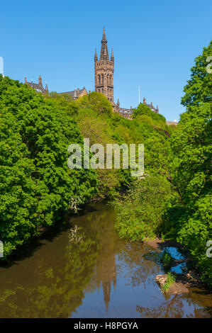 Der Turm der Glasgow University, entworfen von Gilbert Scott. Mit dem Fluss Kelvin in der foregroud Stockfoto