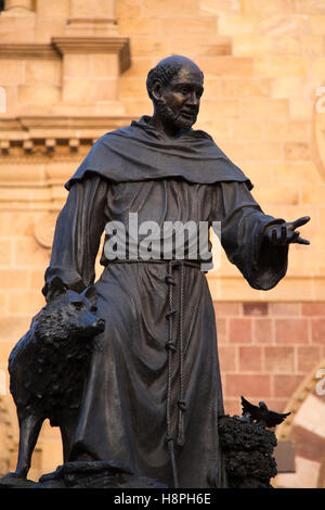 Bronze-Statue von St. Francis mit einem Wolf vor der Kathedrale Basilika des Heiligen Franziskus von Assisi Stockfoto