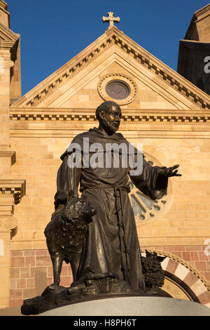 Bronze-Statue von St. Francis mit einem Wolf vor der Kathedrale Basilika des Heiligen Franziskus von Assisi Stockfoto