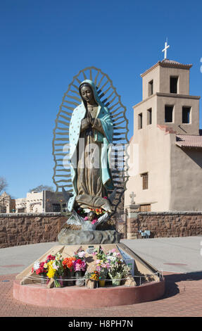 Unsere Liebe Frau von Guadalupe Statue bei El Santuario de Guadalupe, eine alte Missionskirche im Jahre 1781 erbaut. Stockfoto