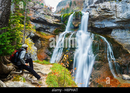 Wasserfall in Estrecho Höhle. Ordesa Nationalpark. Pyrenäen, Huesca, Spanien, Europa Stockfoto