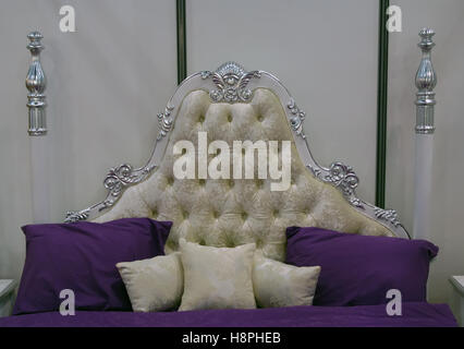 King-Size-Bett im Hauptschlafzimmer. King-Size-Bett. Stockfoto