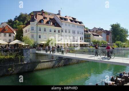 Ljubljana, Slowenien, 25. September 2016: Stadtzentrum, Fluss Ljubljanica. Menschen gehen auf die Brücke. Stockfoto